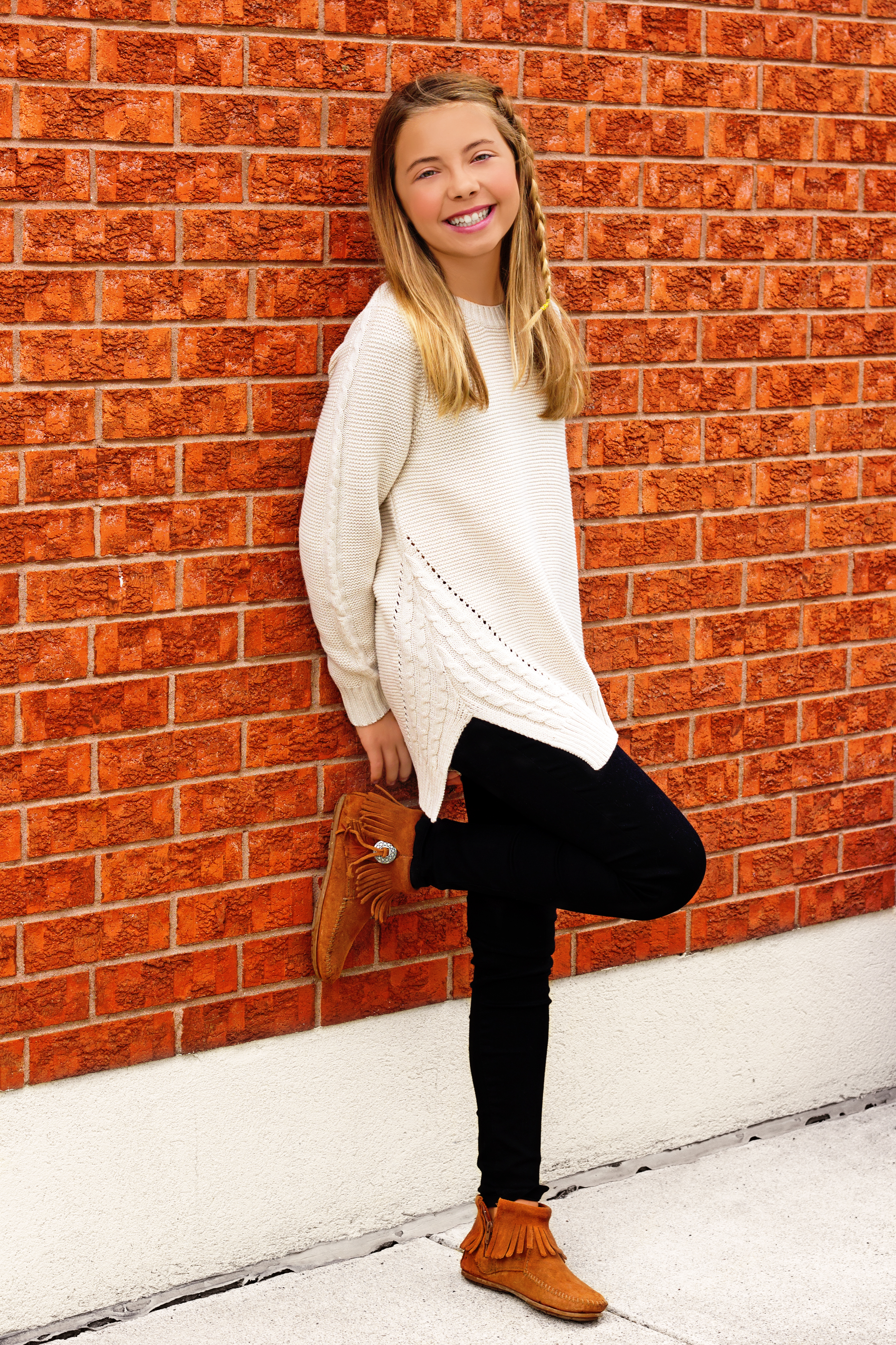 Pink Sweatshirt, Black Pocket Leggings, Pink Tanjun Sneakers, Grey Crossbody  Bag Athleisure Outfit 2 - Putting Me Together