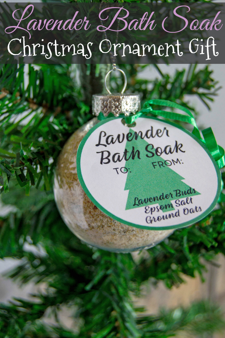 Looking for an easy DIY handmade Christmas gift idea? These lavender bath soak ornaments with printable tags are a great relaxing gift to give! #DIY #Handmade #Christmas