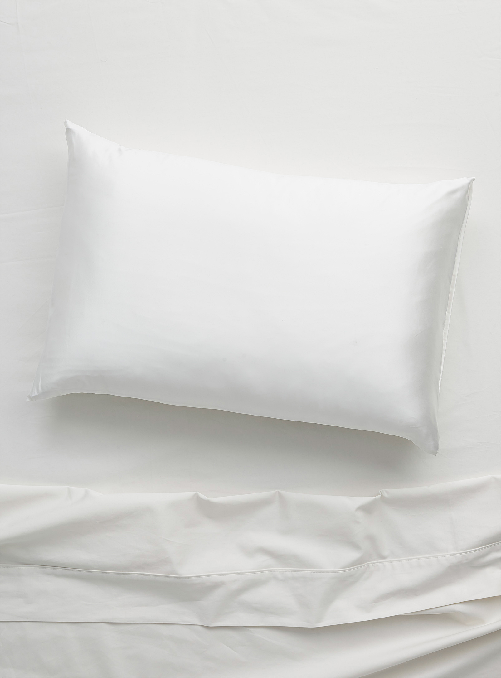 Simons - La Maison Simons Deluxe Silky Pillowcase