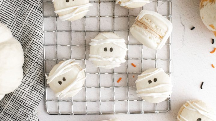 Mummy Halloween Macarons