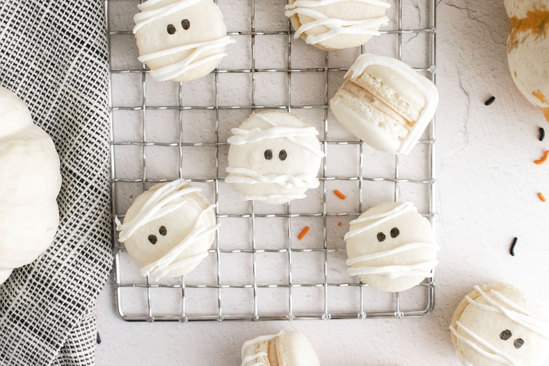 Mummy Halloween Macarons