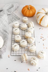 Mummy Halloween Macarons