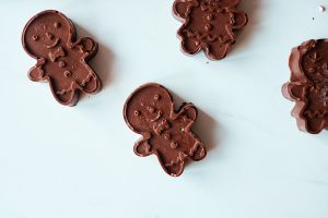 Easy Gingerbread Man Cake Pops